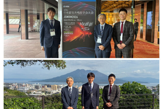 JSMRM2026会場と桜島を背景にした参加者3名の集合写真